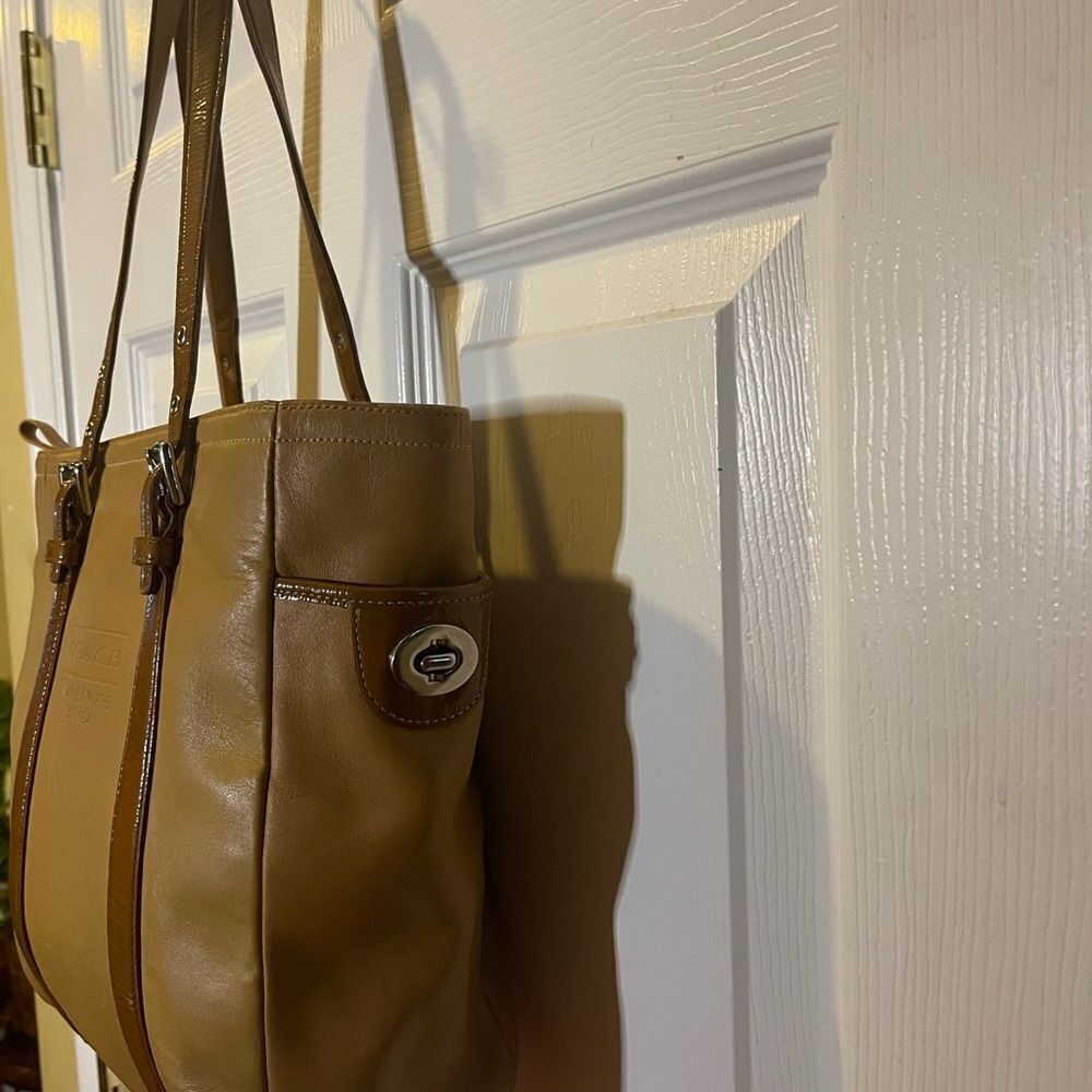 Vintage Coach Leatherware Est. 1941 tan shoulder bag with brown straps and trims - Picture 3 of 16